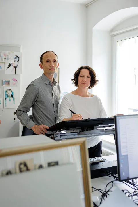 Gisela Goppel & Florian Toperngpong am Arbeitsplatz